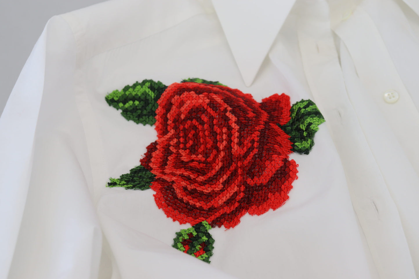 Weißes Baumwollshirt mit Blumenstickerei