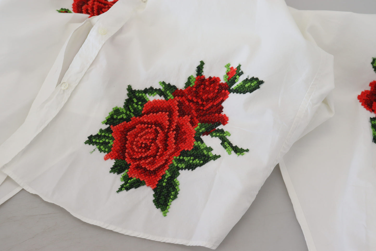 Weißes Baumwollshirt mit Blumenstickerei