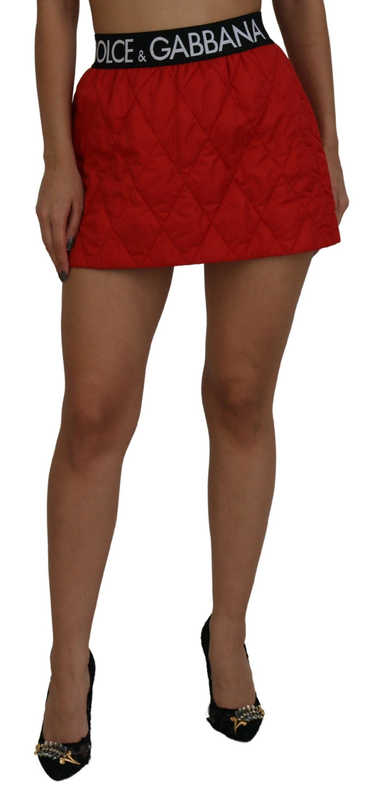 Roter gesteppter Nylon-Minirock mit hoher Taille in A-Linie