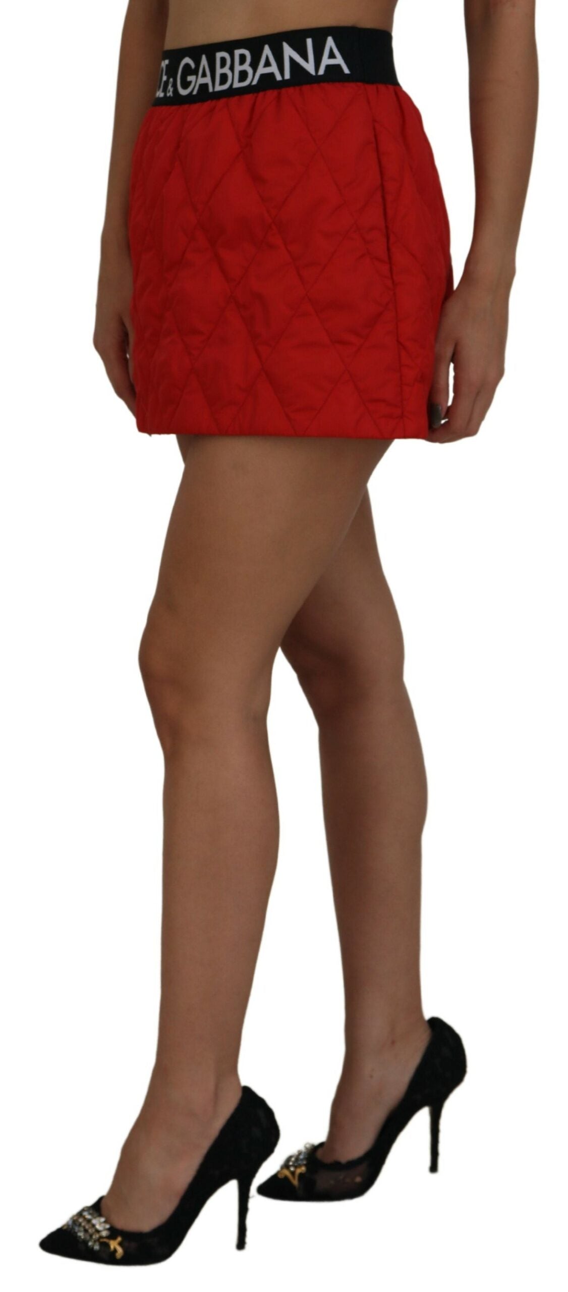 Roter gesteppter Nylon-Minirock mit hoher Taille in A-Linie