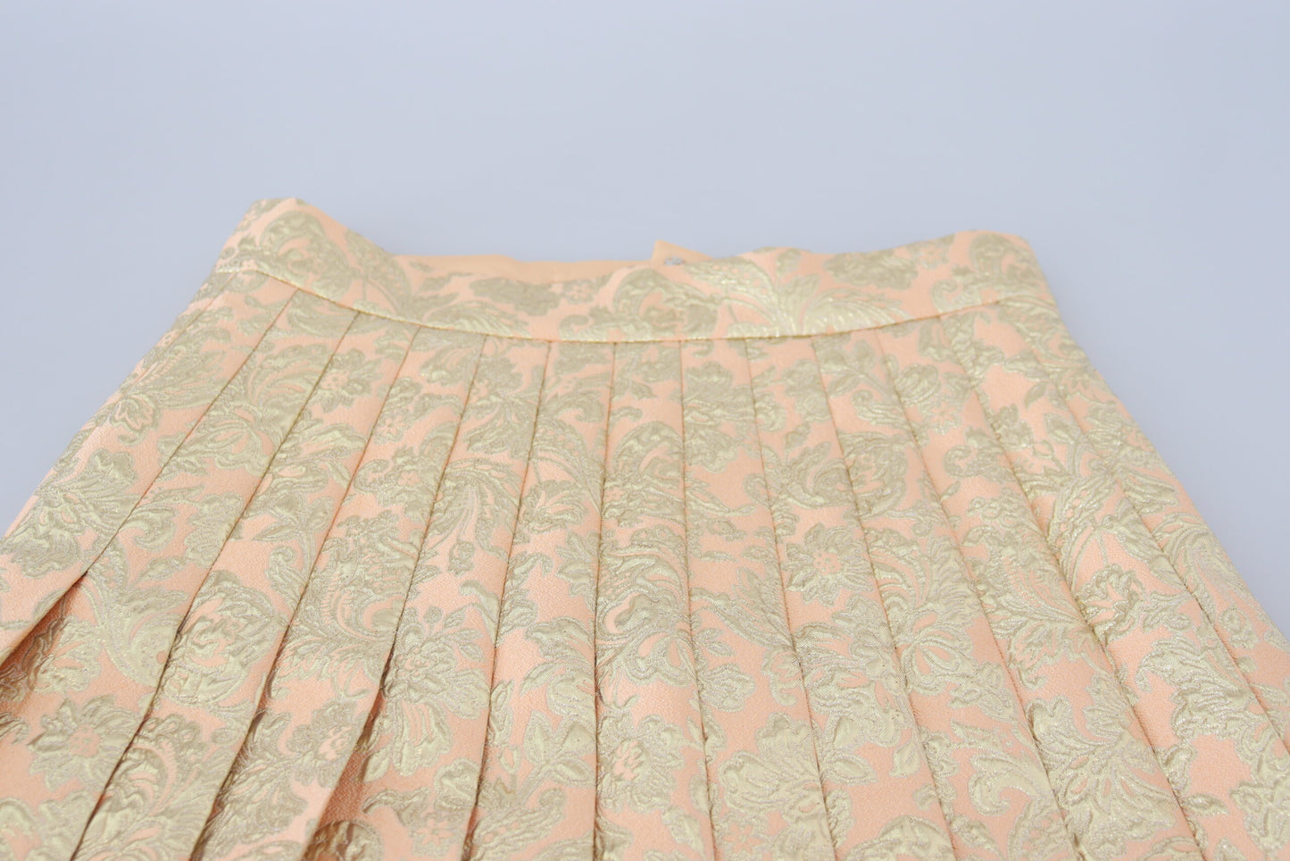 Beigefarbener Plissee-Midirock aus Blumenjacquard