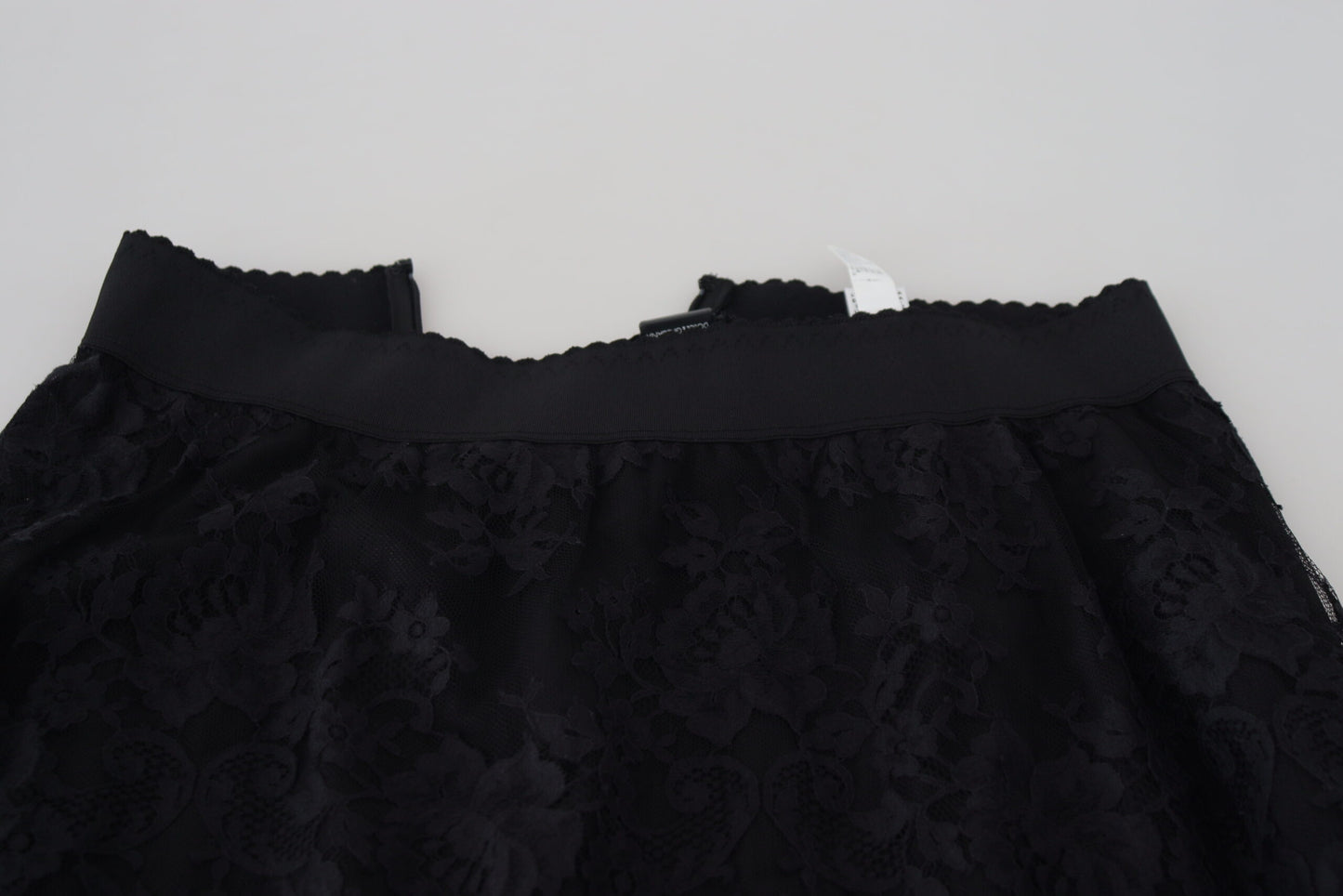Schwarzer Midirock aus geblümter Seide mit hoher Taille und Spitze