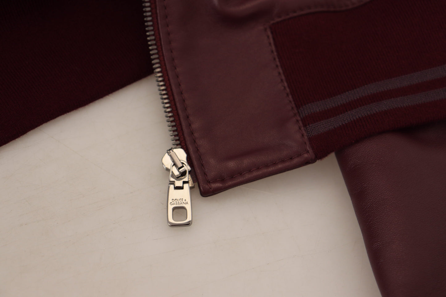 Kastanienbraune Lederjacke mit Kapuze und Reißverschluss