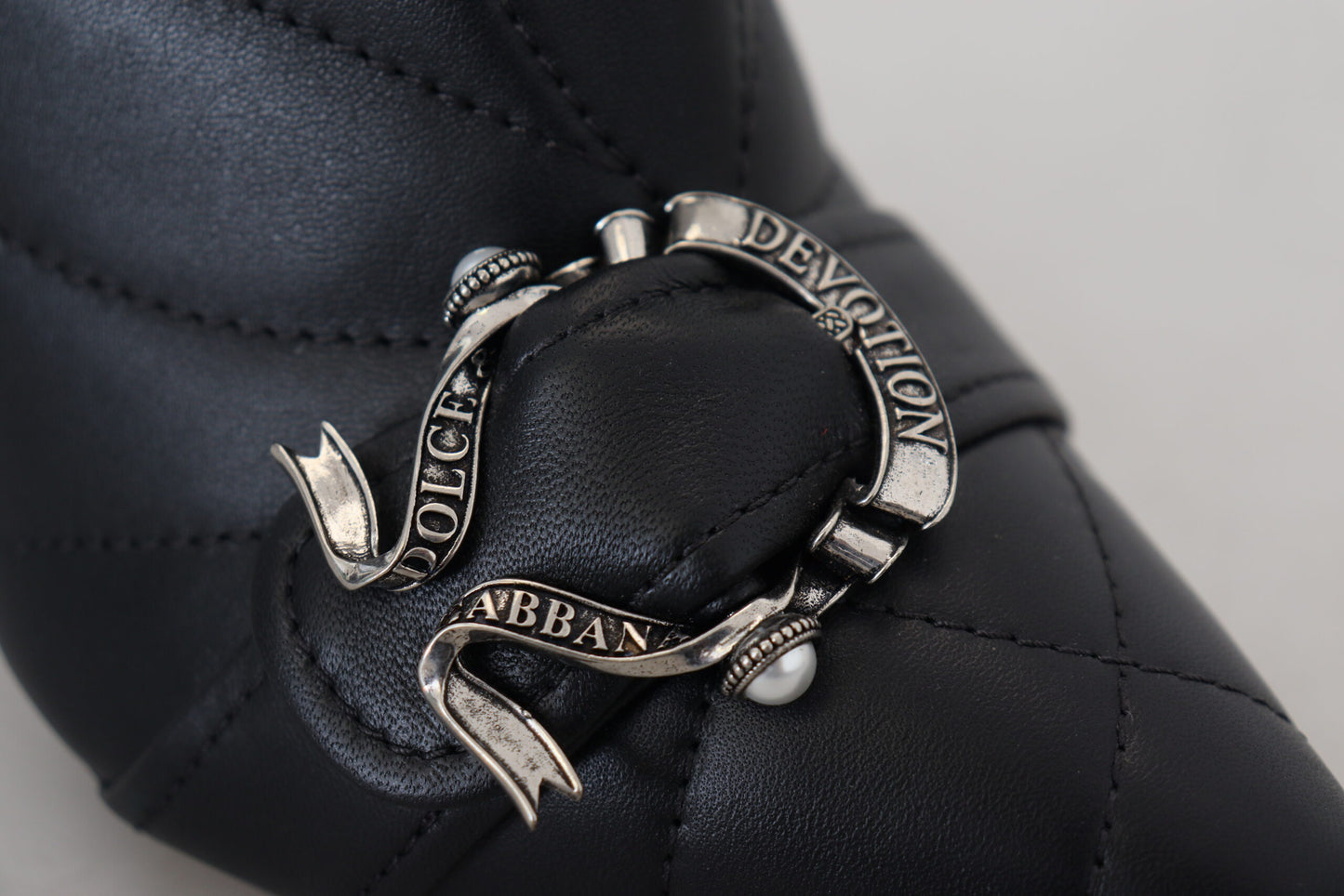 Schwarze Devotion Gesteppte Knöchelstiefel mit Schnalle Schuhe