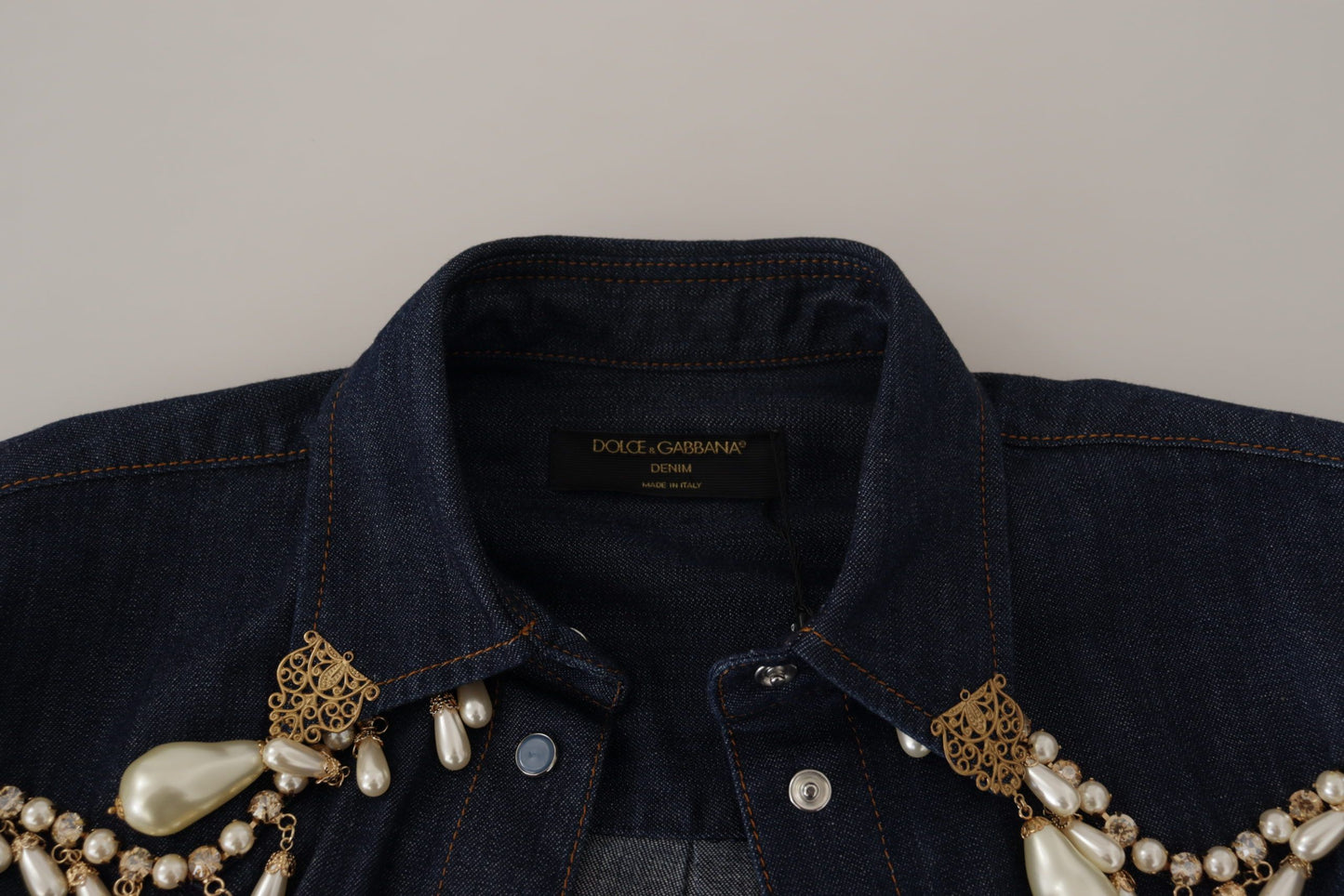 Blaues Denim-Top mit Perlenverzierung und langen Ärmeln