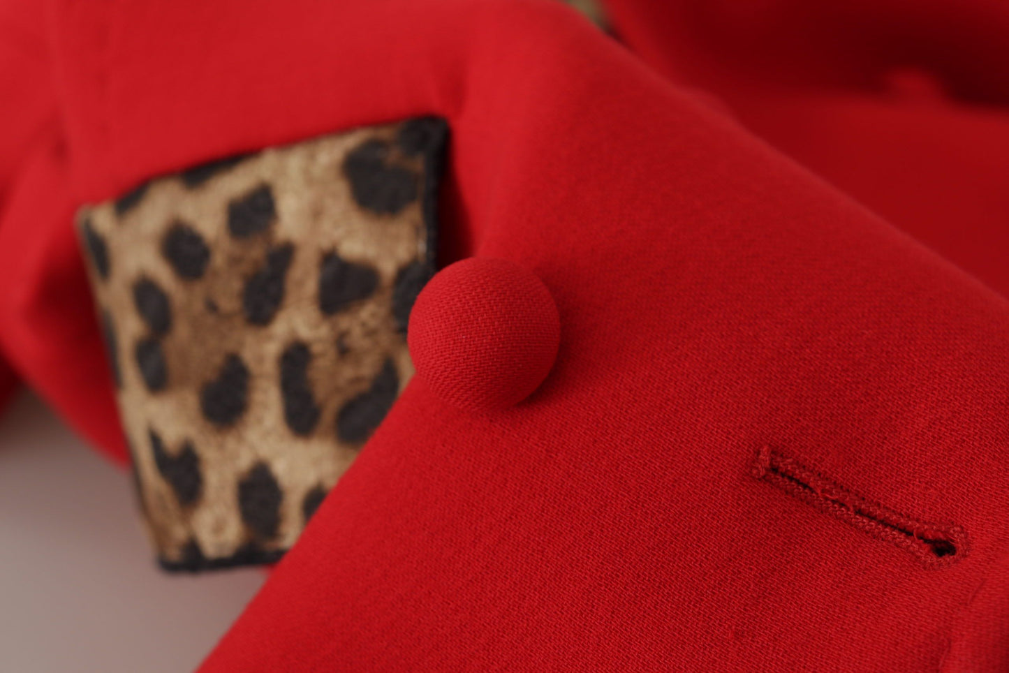 Trenchcoat-Jacke aus Wolle mit rotem Leopardenmuster