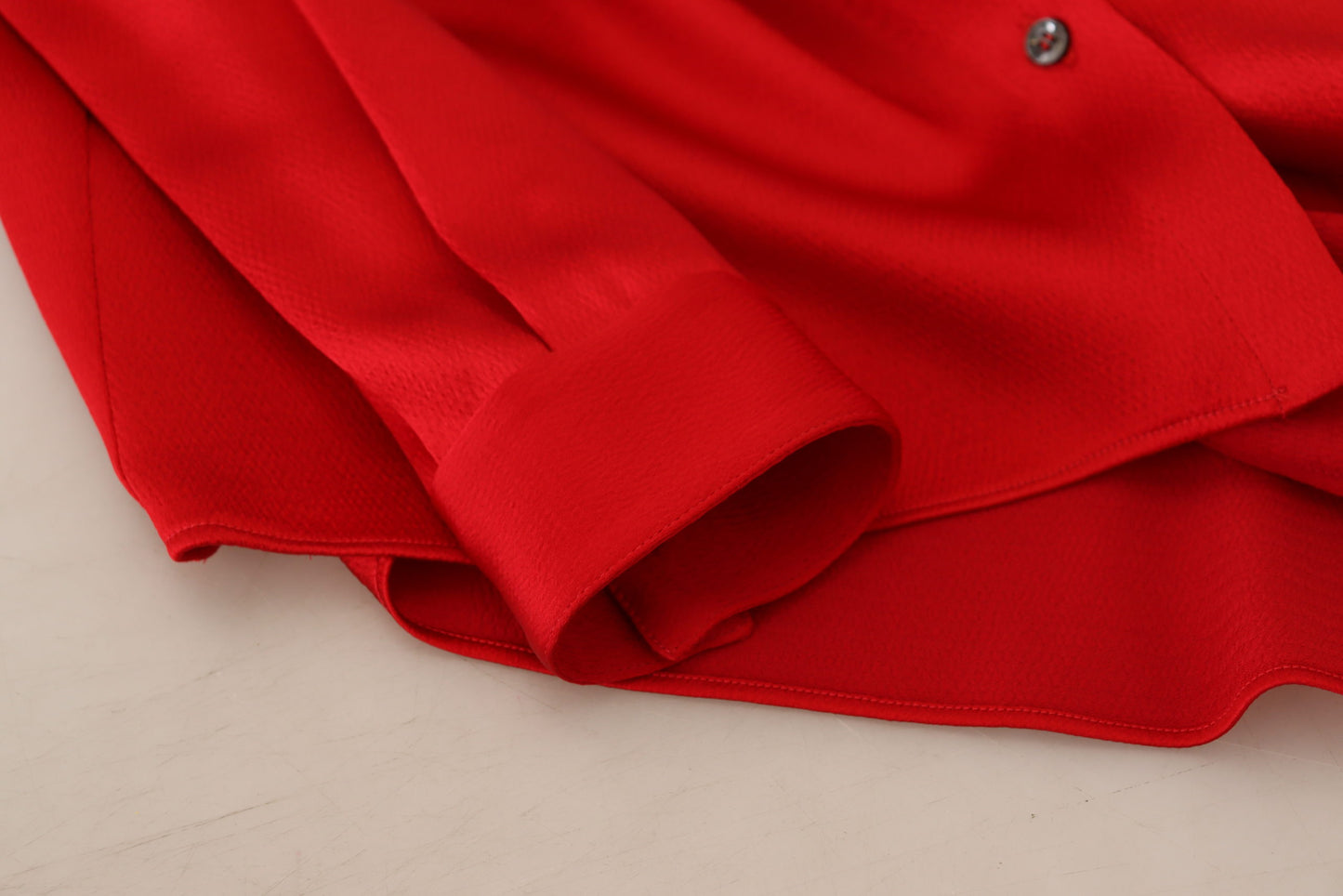 Rotes Blusentop mit Ascot-Kragen und langen Ärmeln