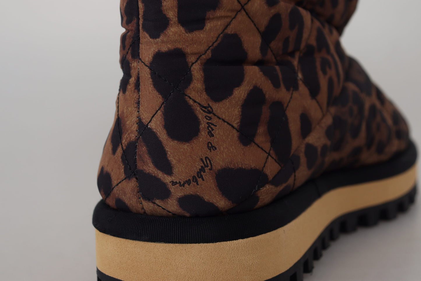 Braune Leopardenstiefel Gepolsterte Schuhe mit mittlerer Wade
