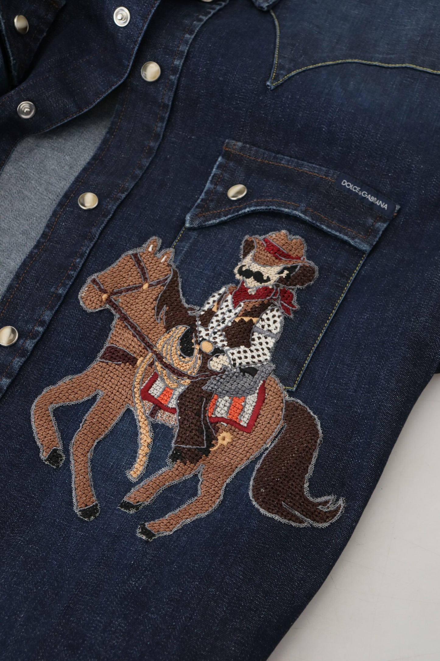 Blaues Baumwollhemd mit langen Ärmeln aus Denim