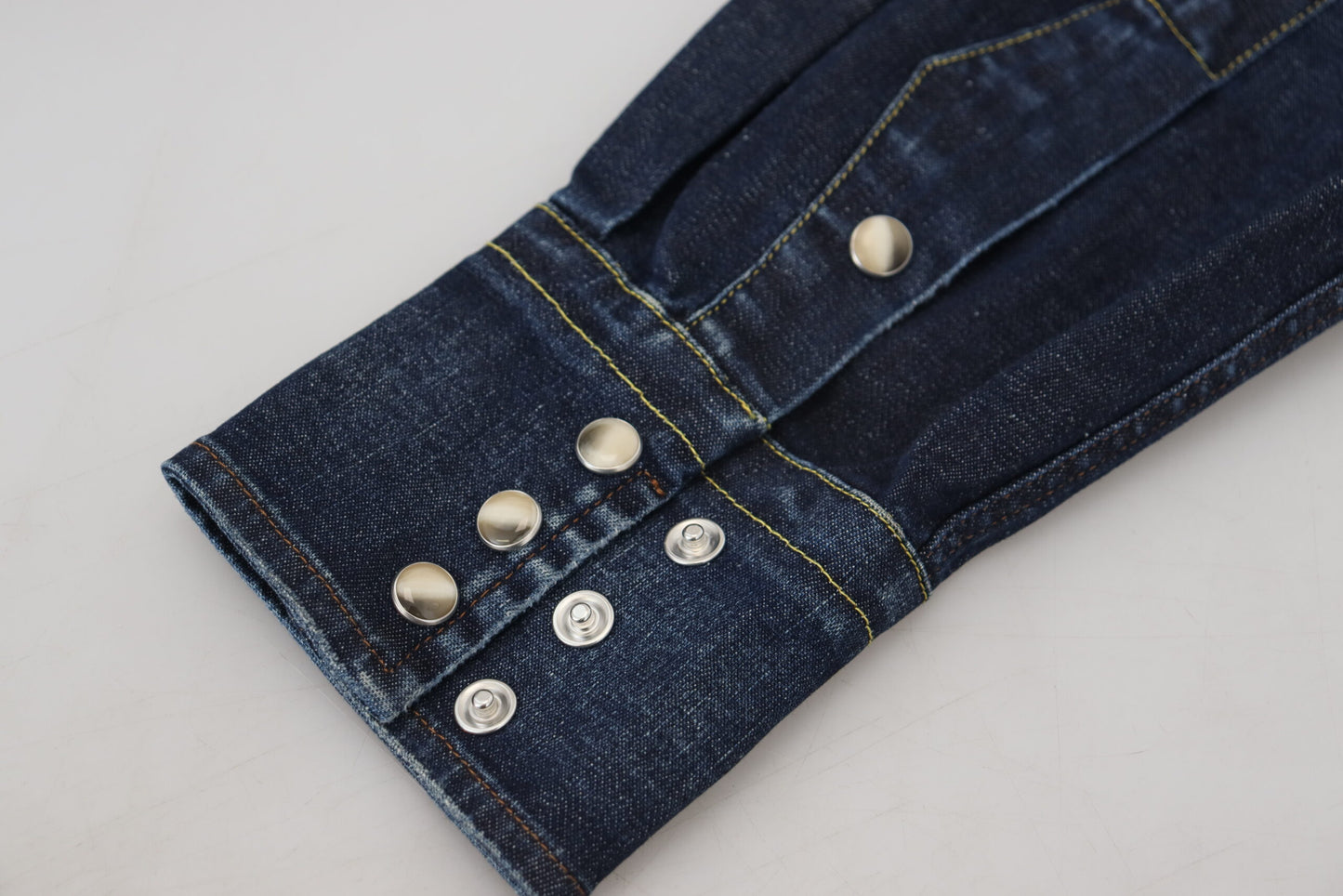 Blaues Baumwollhemd mit langen Ärmeln aus Denim