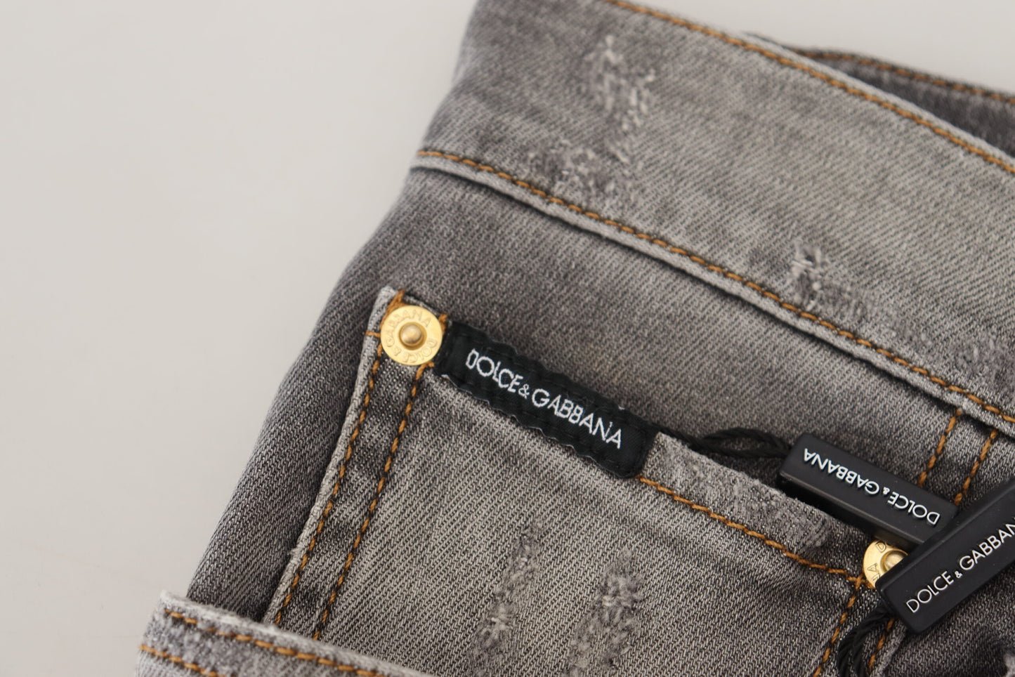 Graue zerfledderte Slim Fit Denim Jeans mit Stickerei