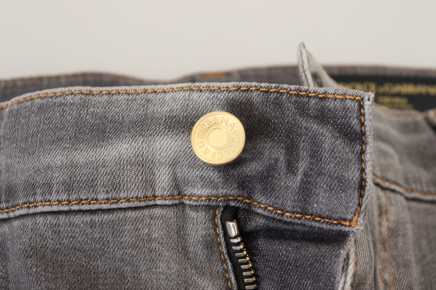 Graue zerfledderte Slim Fit Denim Jeans mit Stickerei