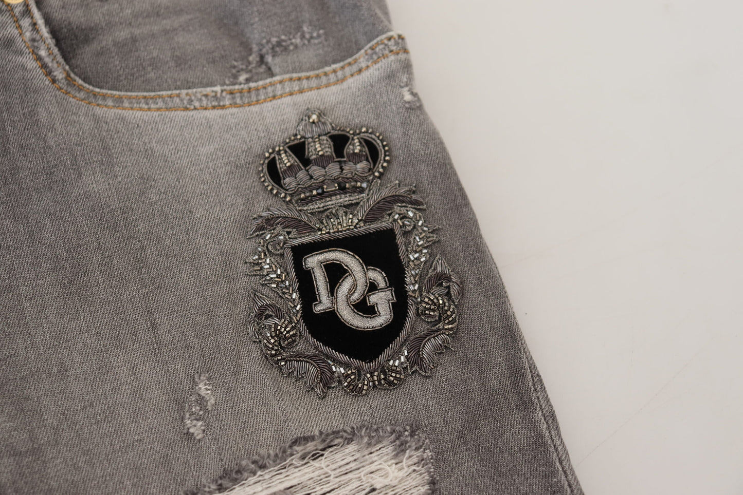 Graue zerfledderte Slim Fit Denim Jeans mit Stickerei