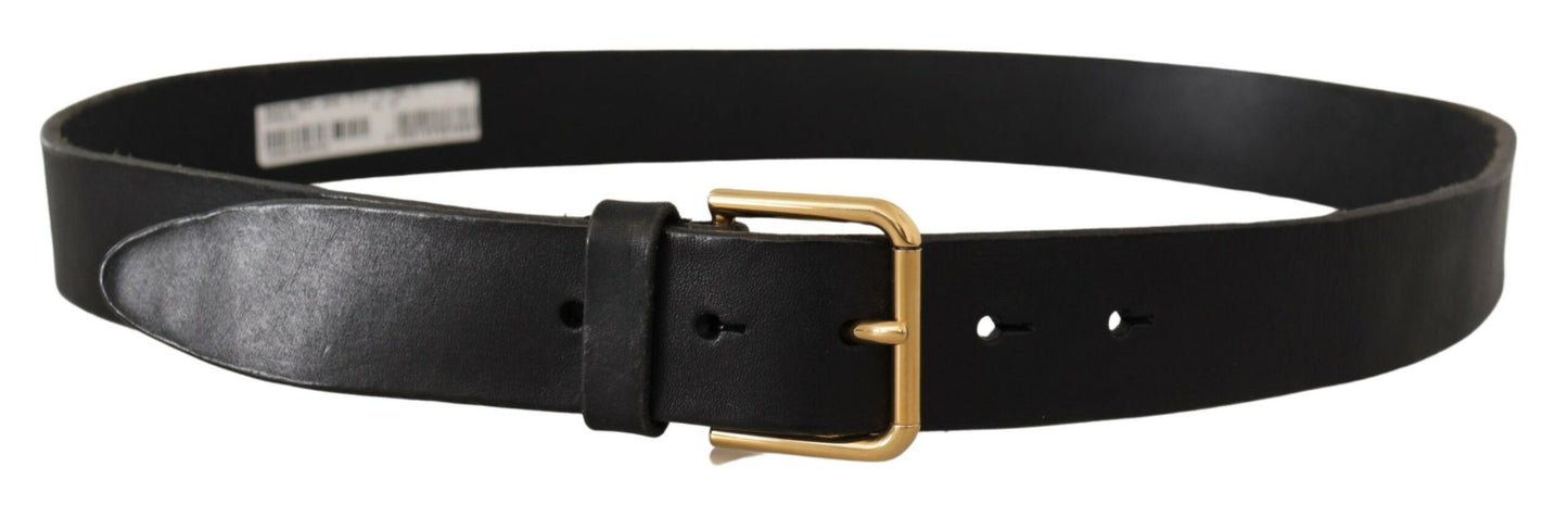 Schwarzer Leder Gürtel mit goldfarbenem Logo und Metallschnalle