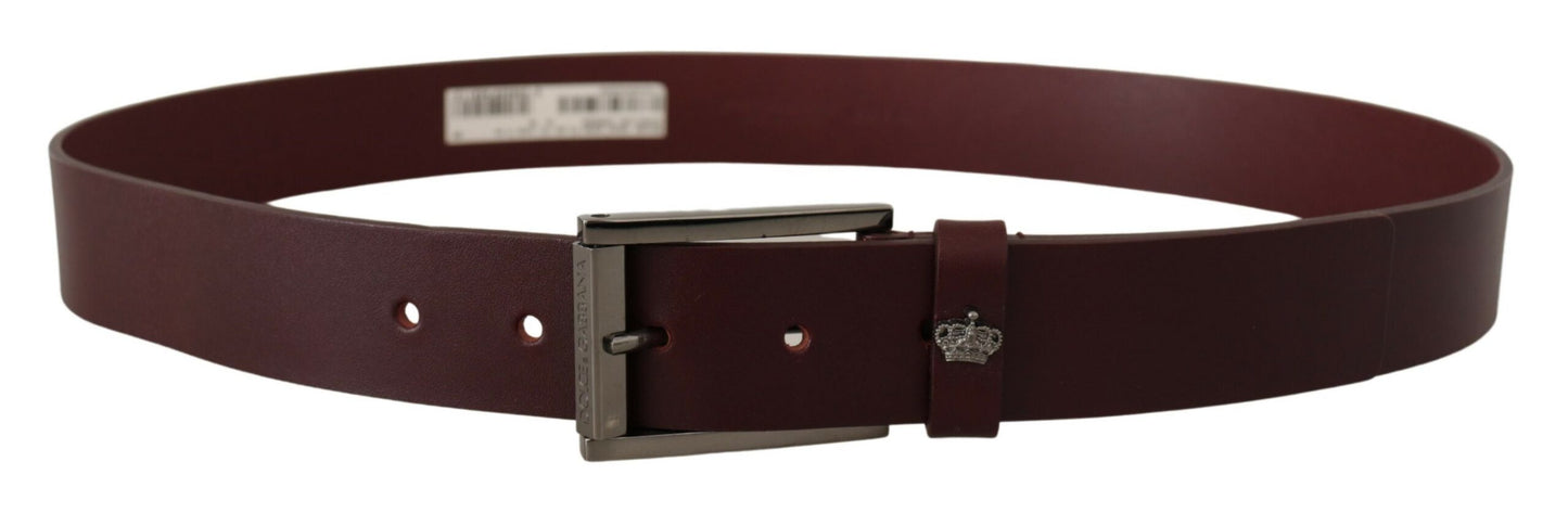 Brauner Ledergürtel mit silberner Metallkronenschnalle