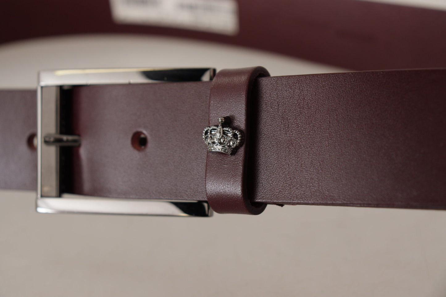 Brauner Ledergürtel mit silberner Metallkronenschnalle