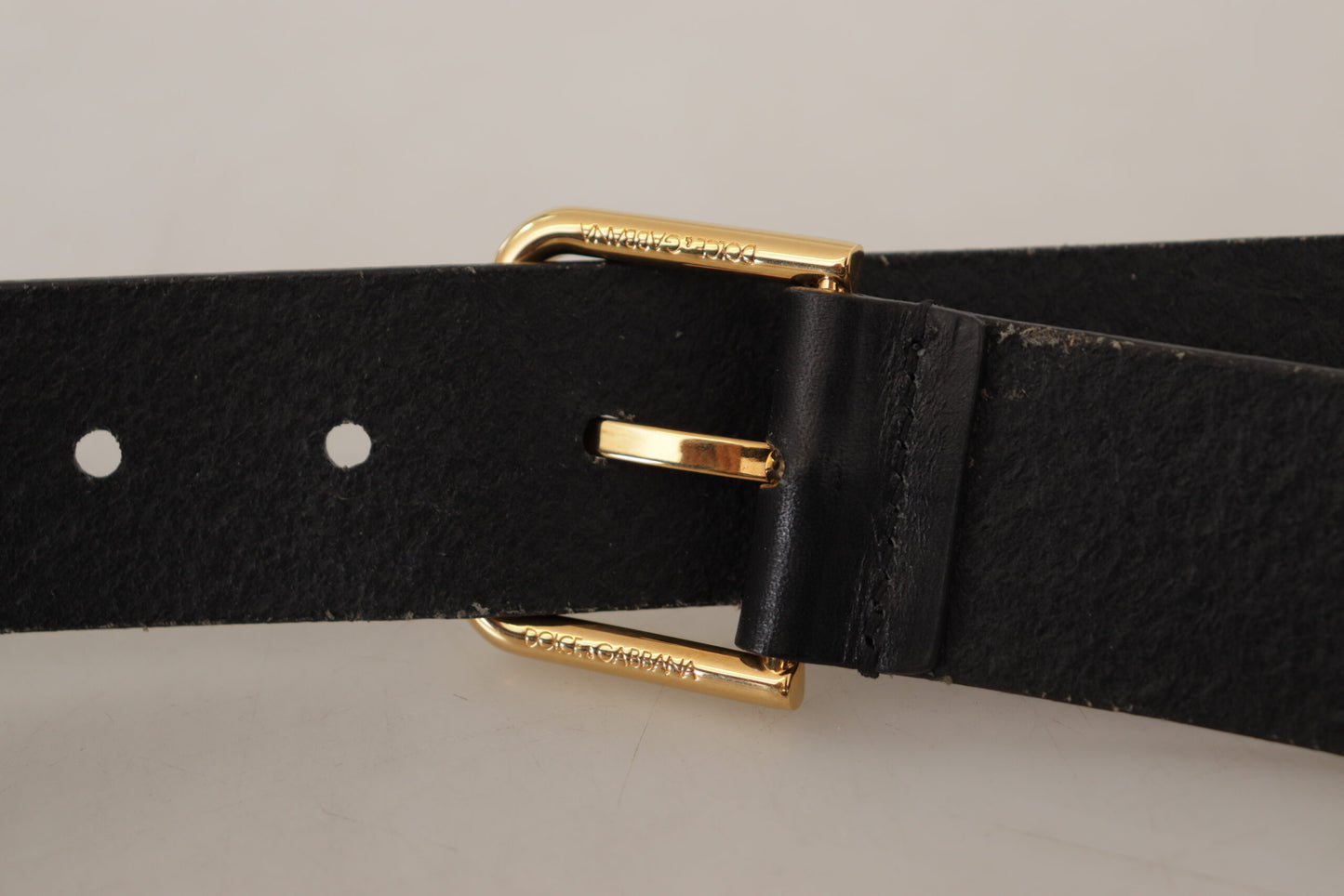 Schwarzer Kalbsledergürtel mit goldfarbener Logo-Metallschnalle