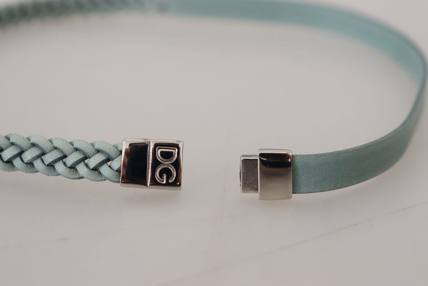 Hellblaues geflochtenes Wickelarmband aus Leder und Messing