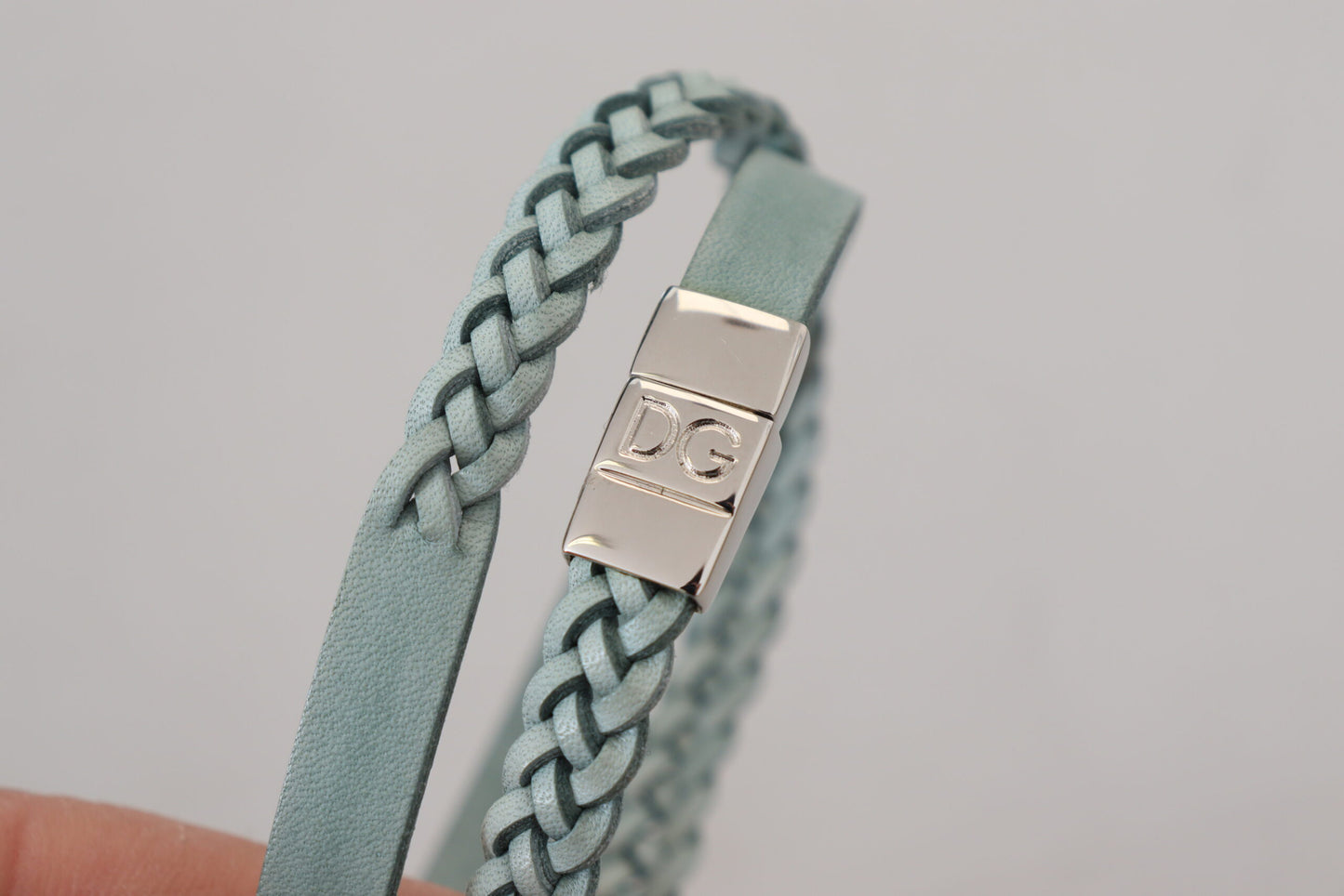 Hellblaues geflochtenes Wickelarmband aus Leder und Messing