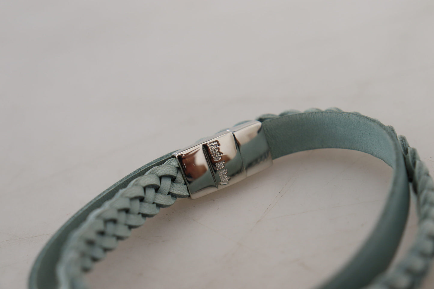 Hellblaues geflochtenes Wickelarmband aus Leder und Messing