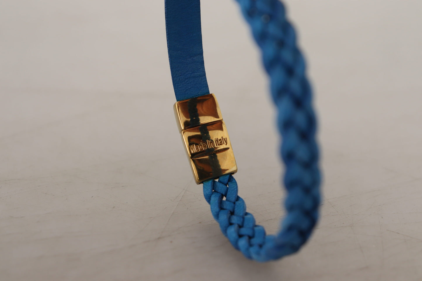 Blaues geflochtenes Armband aus Leder und Goldmessing