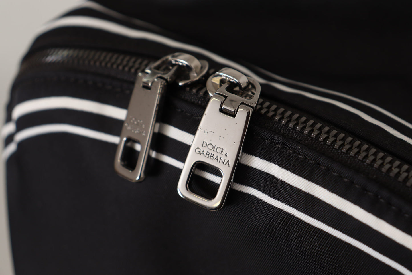 Schwarzer weißer Kronenaufdruck Verstellbare Rucksacktasche