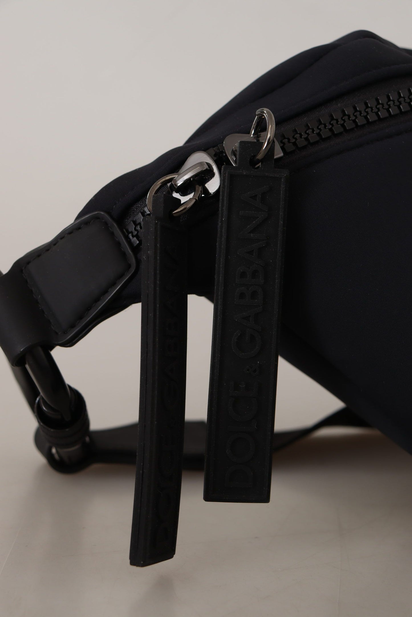 Schwarze Neopren-Tasche mit Millennials-Logo-Druck