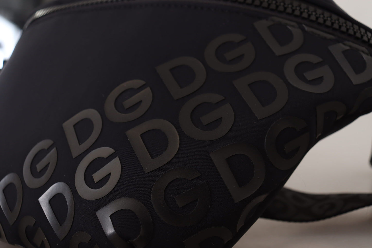 Schwarze Neopren-Tasche mit Millennials-Logo-Druck