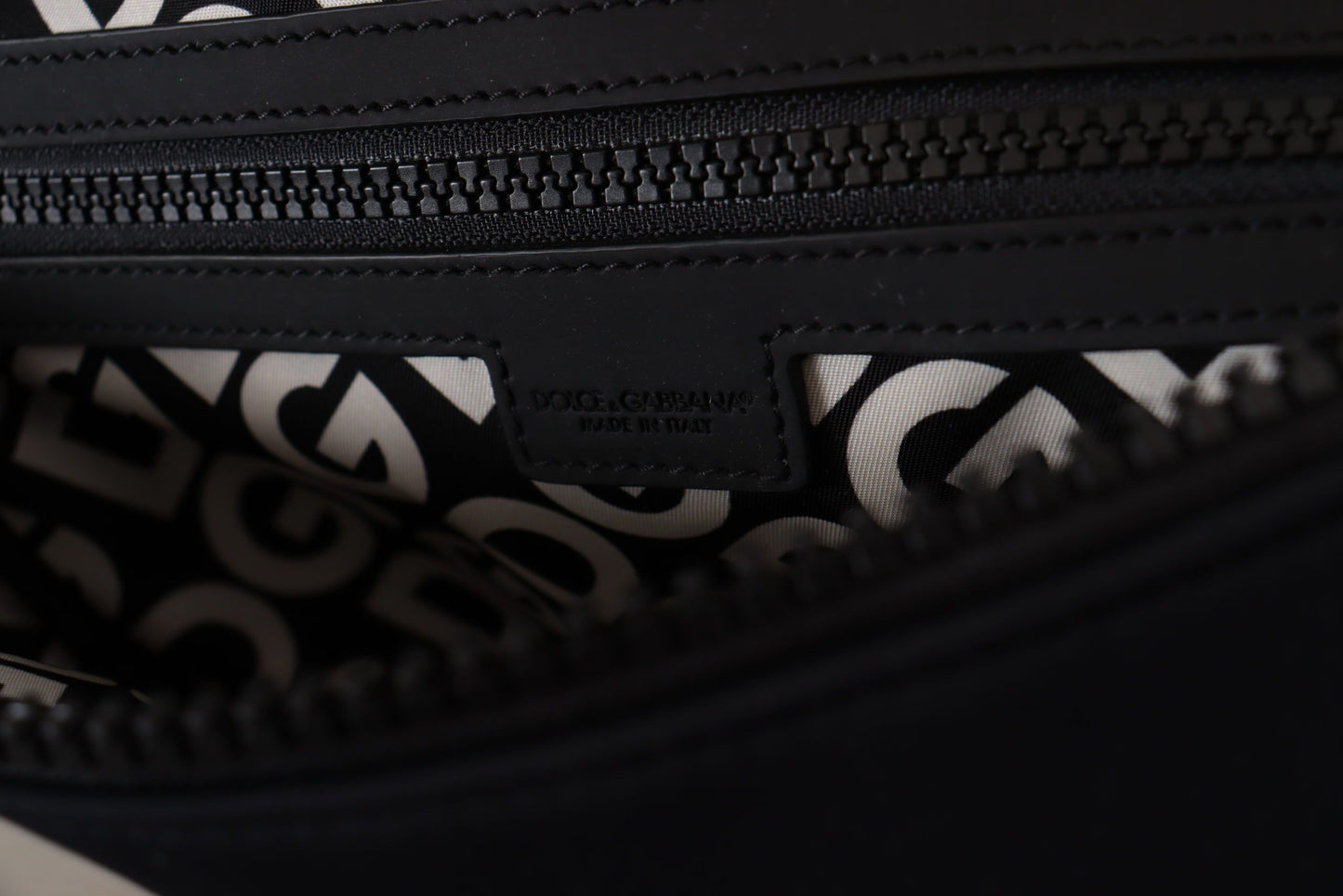 Schwarze Neopren-Tasche mit Millennials-Logo-Druck