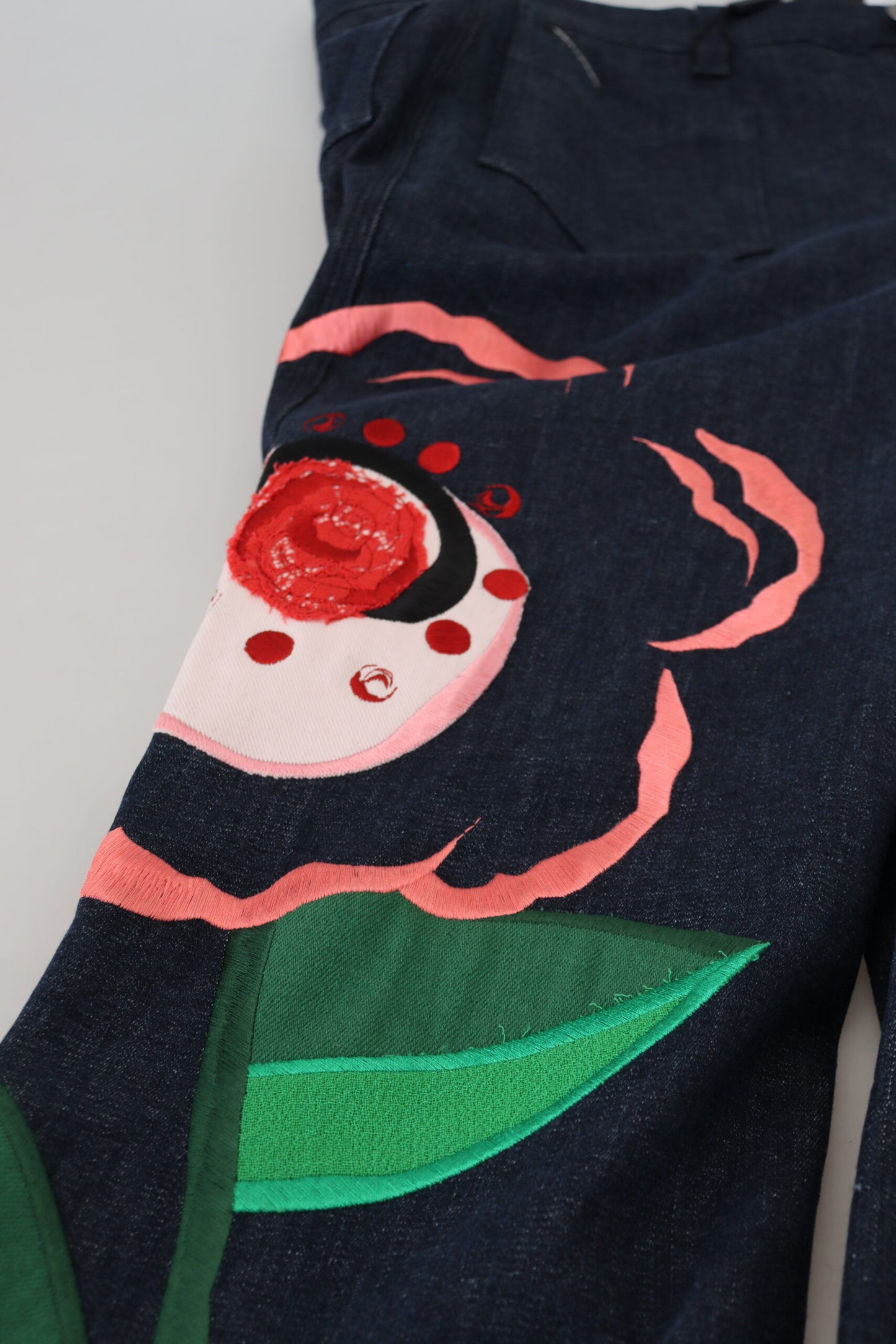 Blaue Denim-Jeans mit Blumendruck