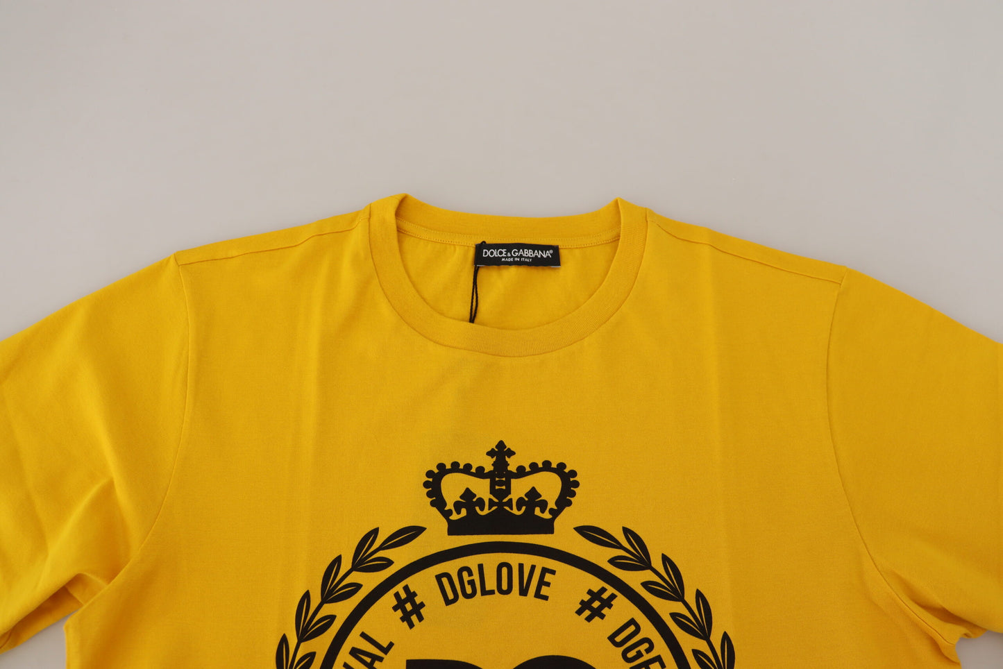 Gelbes Kurzarm-T-Shirt aus dunkler Baumwolle
