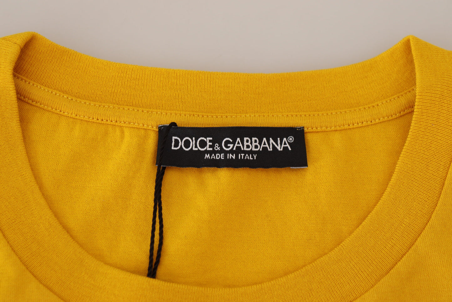 Gelbes Kurzarm-T-Shirt aus dunkler Baumwolle