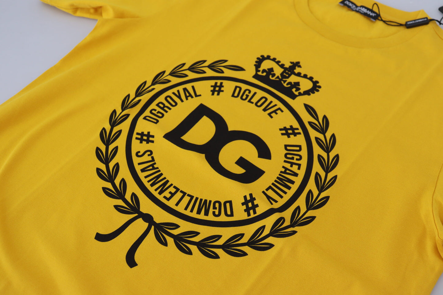 Gelbes Kurzarm-T-Shirt aus dunkler Baumwolle