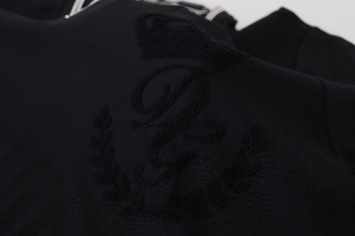Schwarzes Baumwoll-T-Shirt mit V-Ausschnitt und kurzen Ärmeln