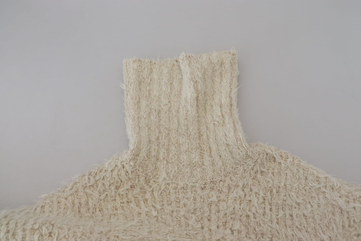 Rollkragenpullover aus cremefarbenem Wollstrick