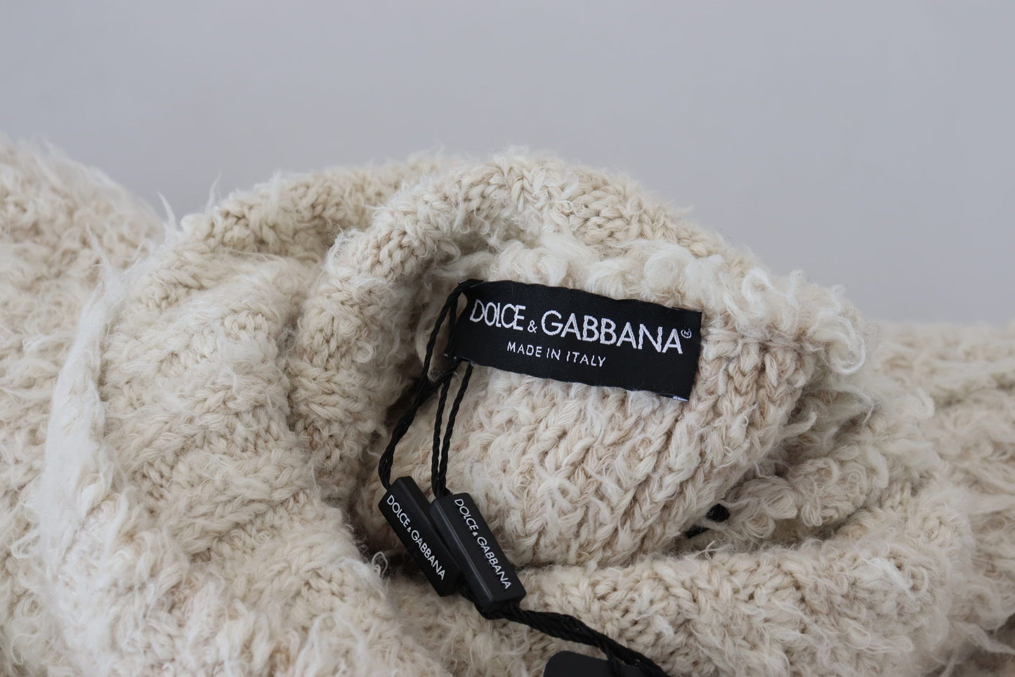 Rollkragenpullover aus cremefarbenem Wollstrick