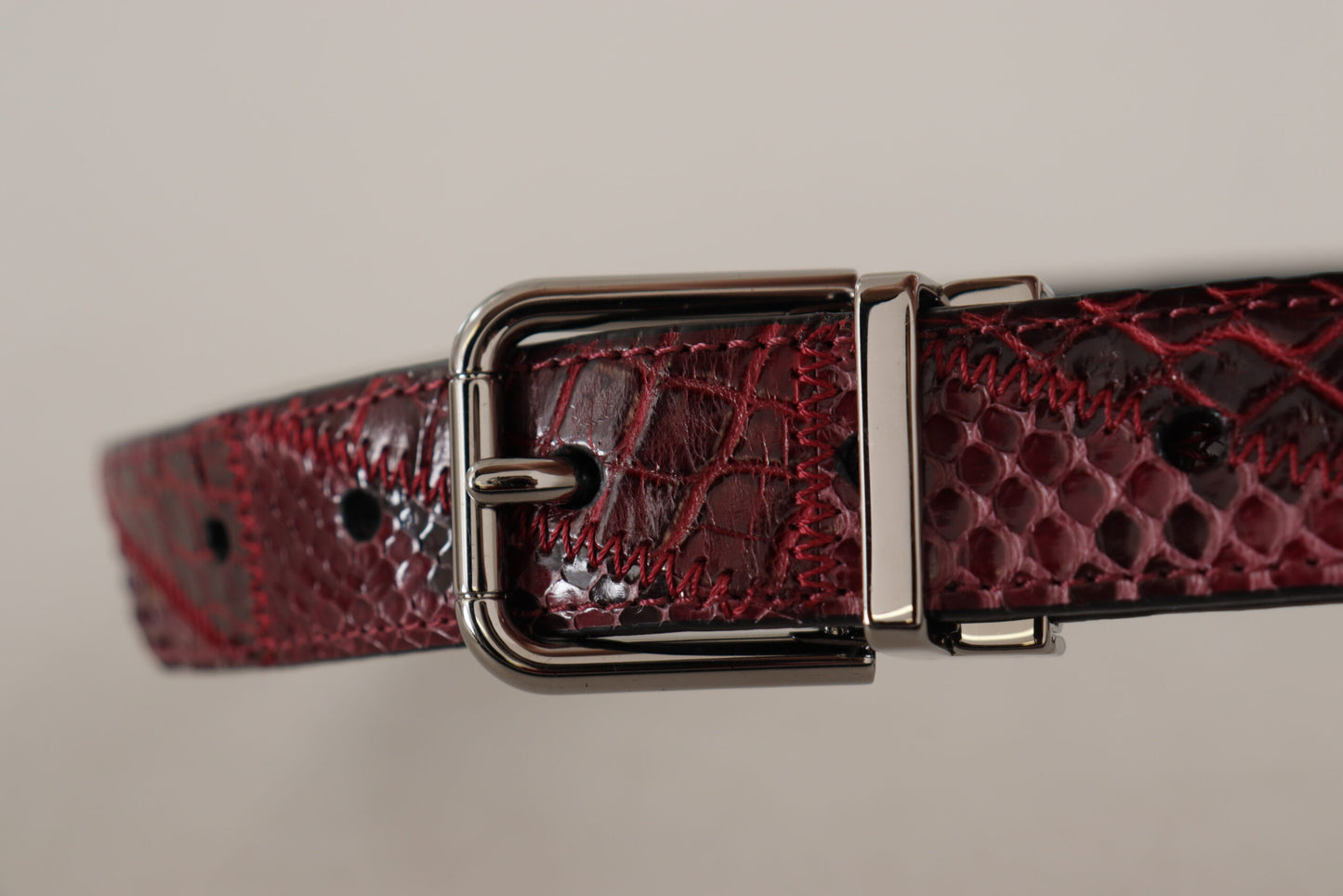 Roter Exotenleder-Gürtel mit Metall-Logo-Schnalle