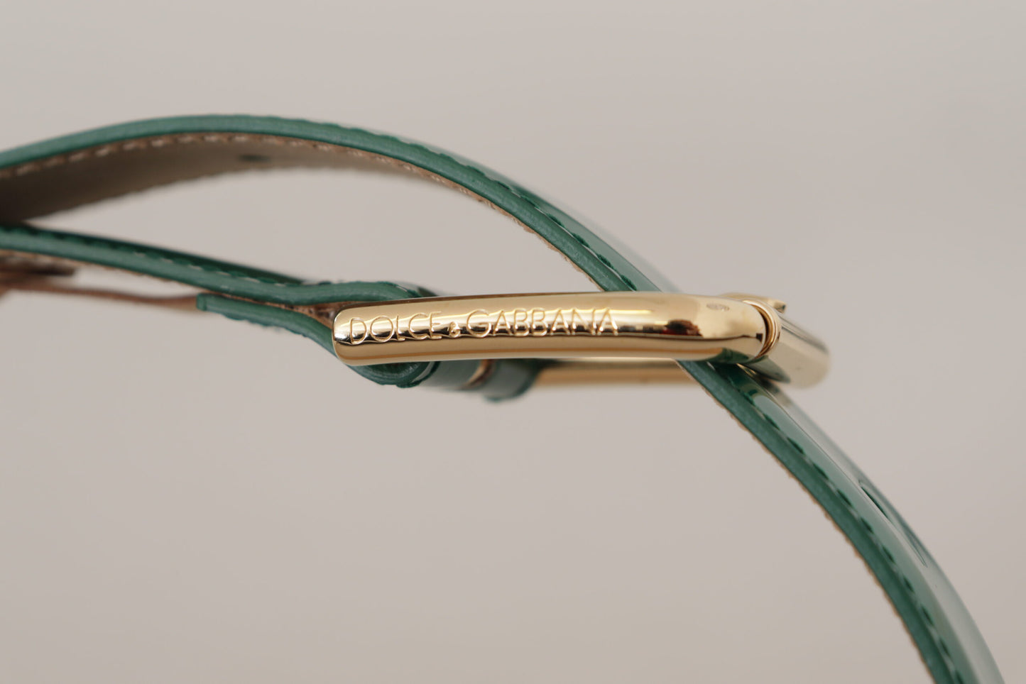 Grüner Lackledergürtel mit Logo-Gravur und Schnalle