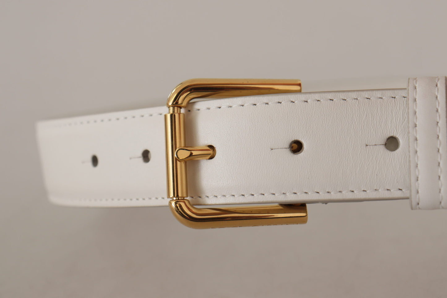 Weißes Kalbsleder Goldfarbenes Logo Metallschnalle Gürtel