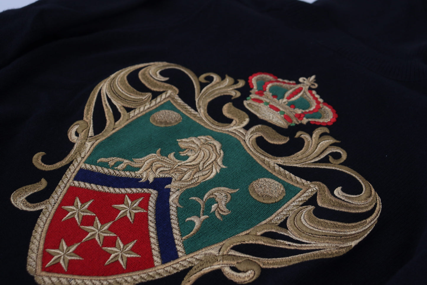 Schwarzer Kaschmir-Rollkragenpullover mit Krone