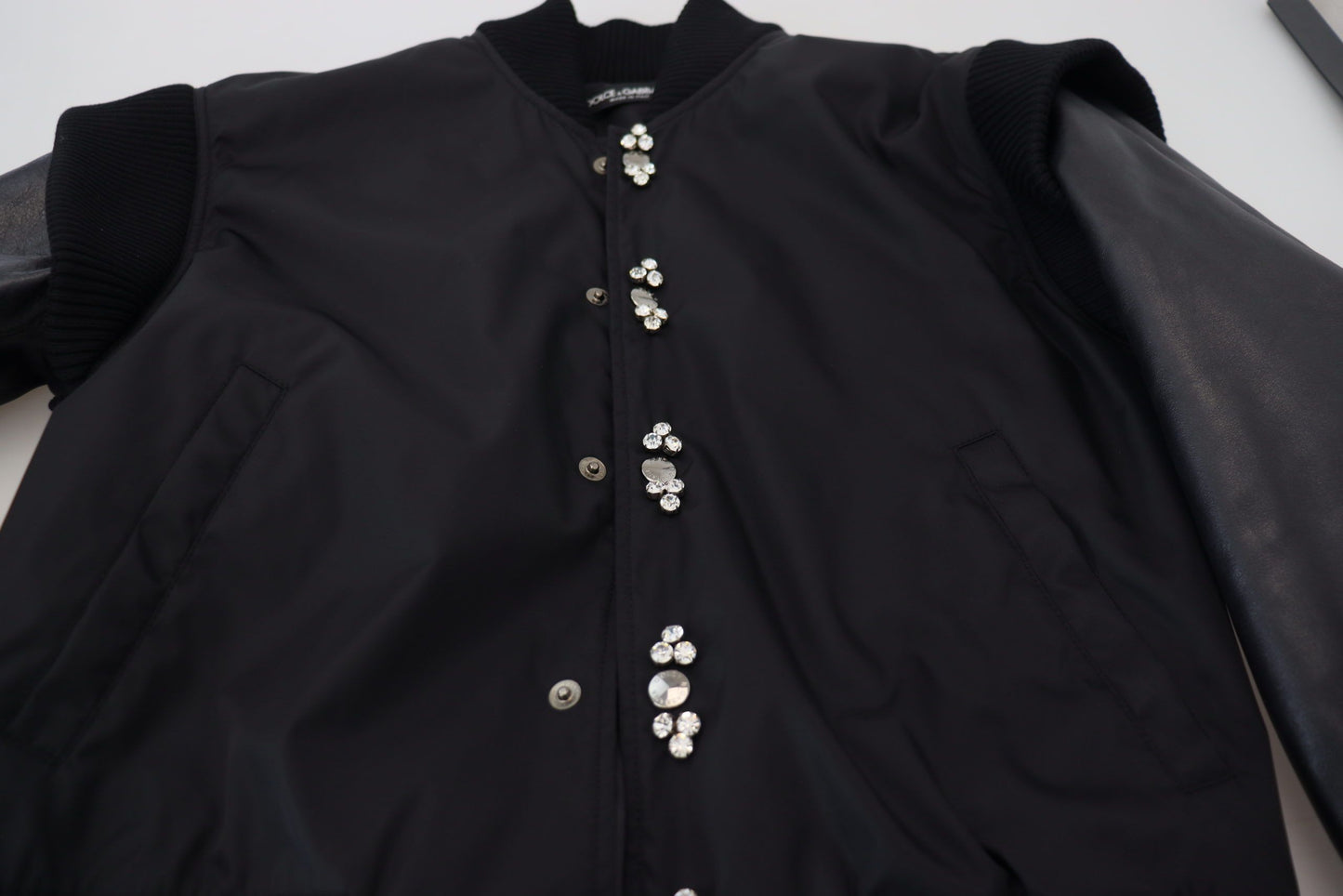 Schwarzes Nylon Kristalle Mantel Knöpfe Jacke