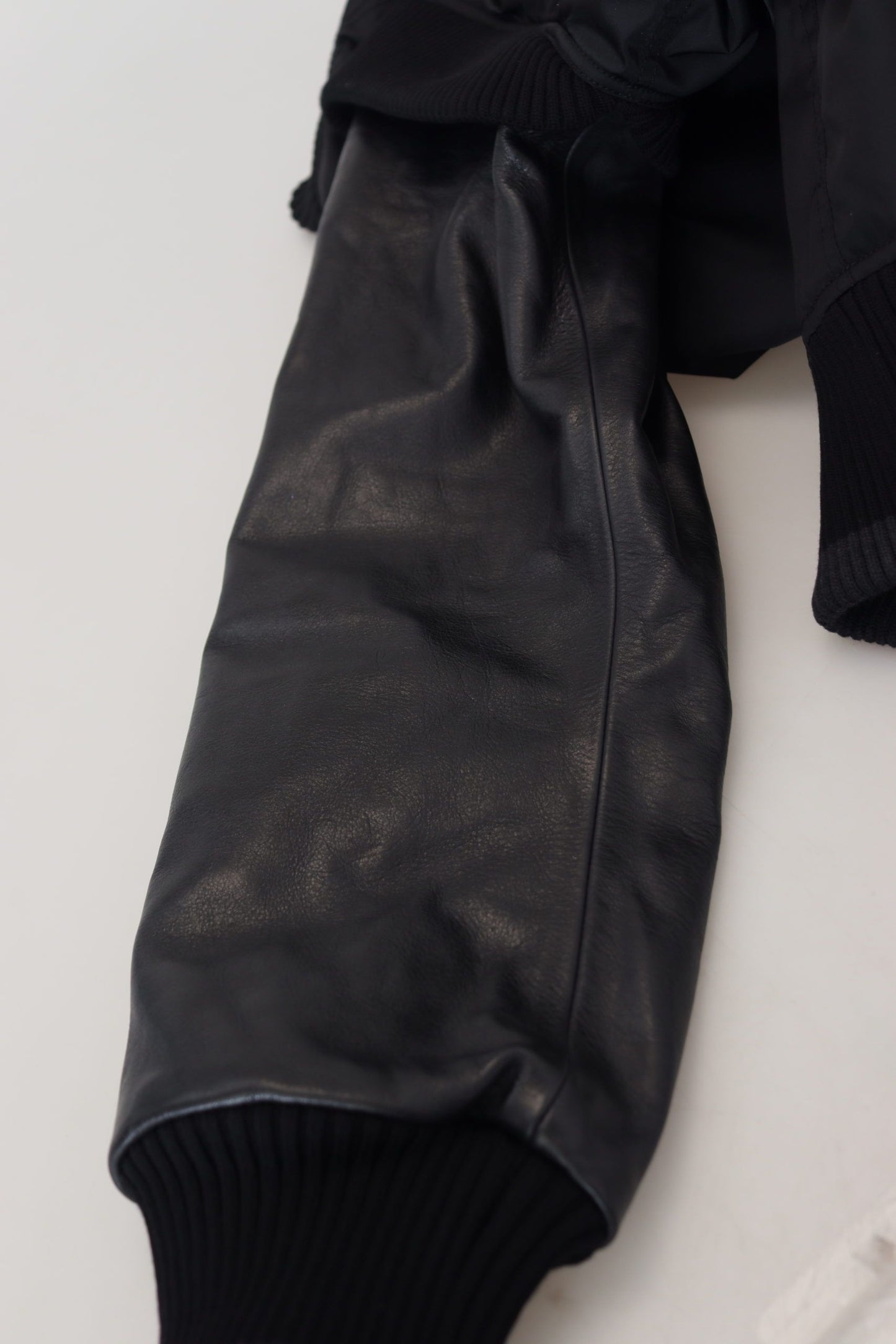 Schwarzes Nylon Kristalle Mantel Knöpfe Jacke