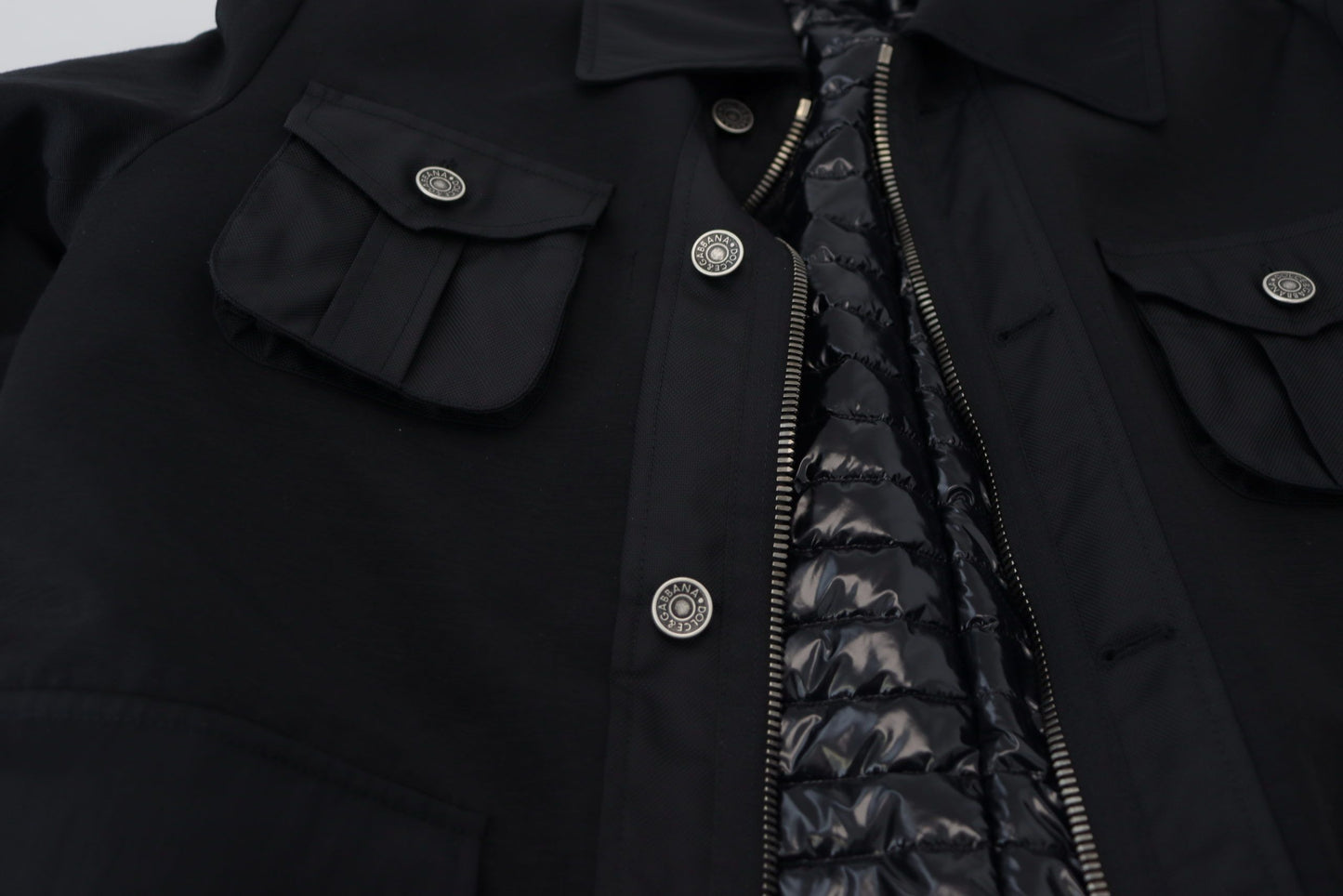 Schwarze Jacke mit durchgehendem Reißverschluss und Kragen aus Wolle