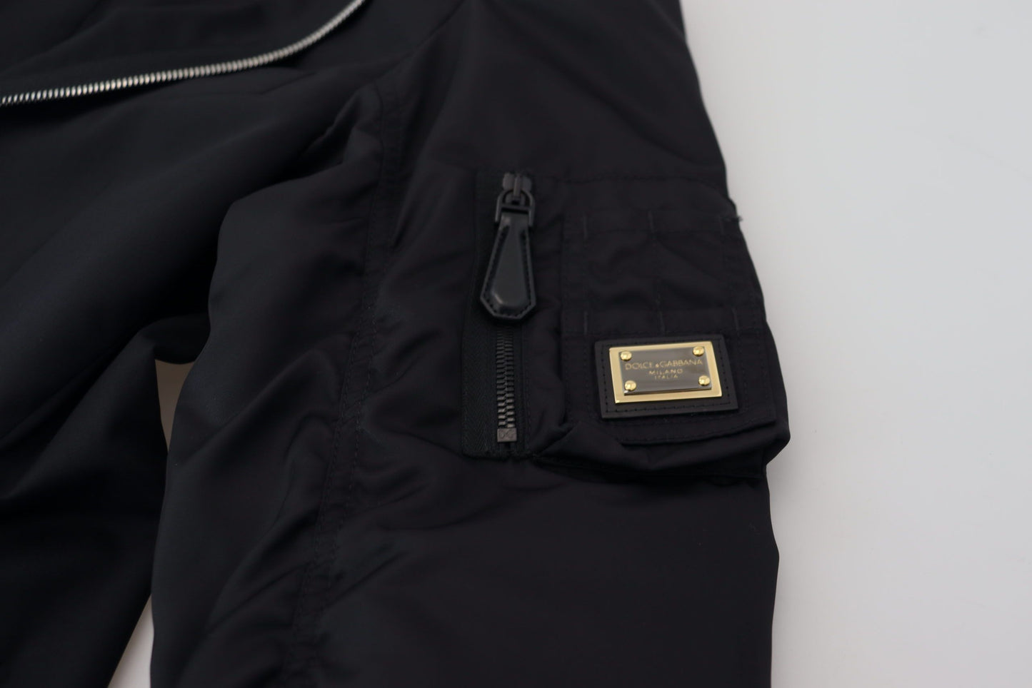 Schwarze Jacke mit langen Ärmeln und durchgehendem Reißverschluss aus Wolle