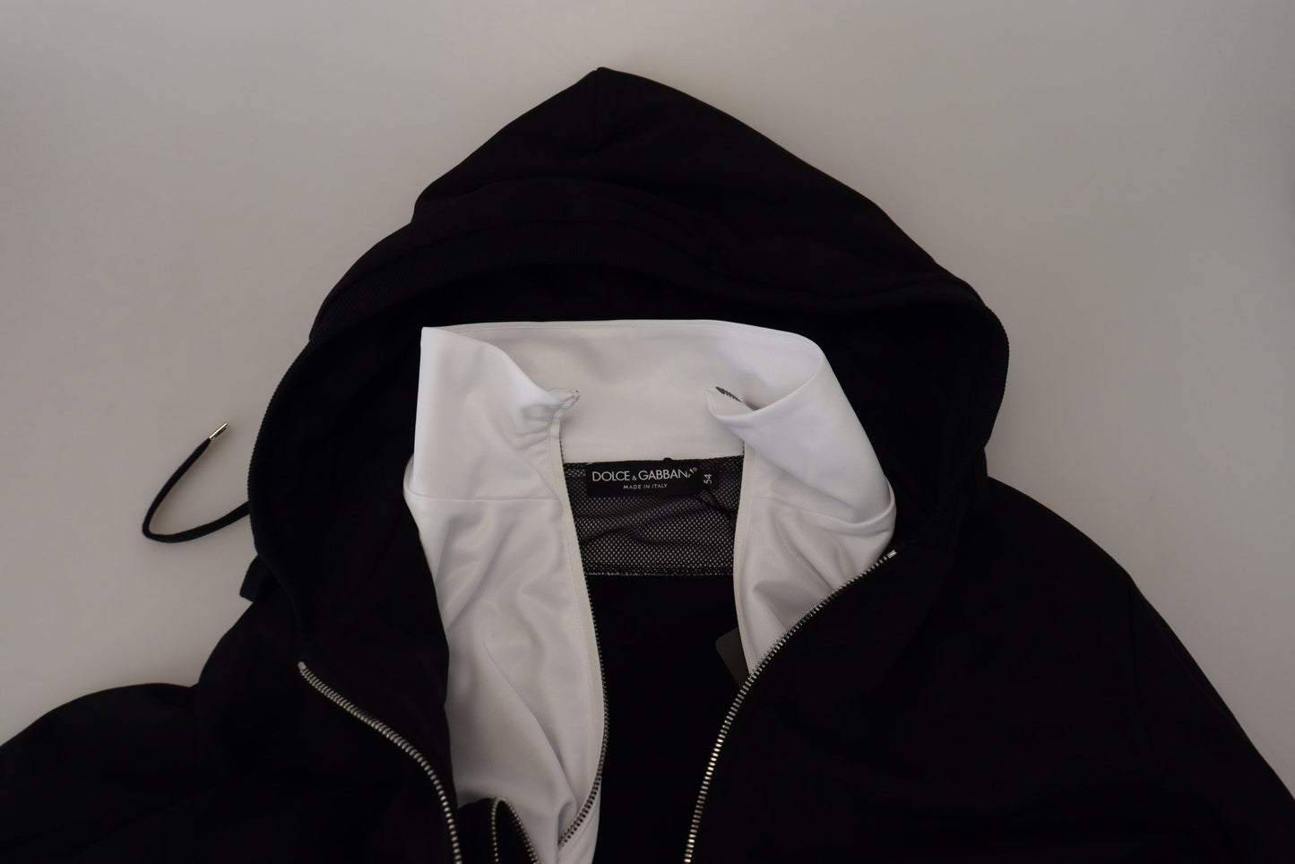 Schwarze Polyester Jacke mit Kapuze und durchgehendem Reißverschluss
