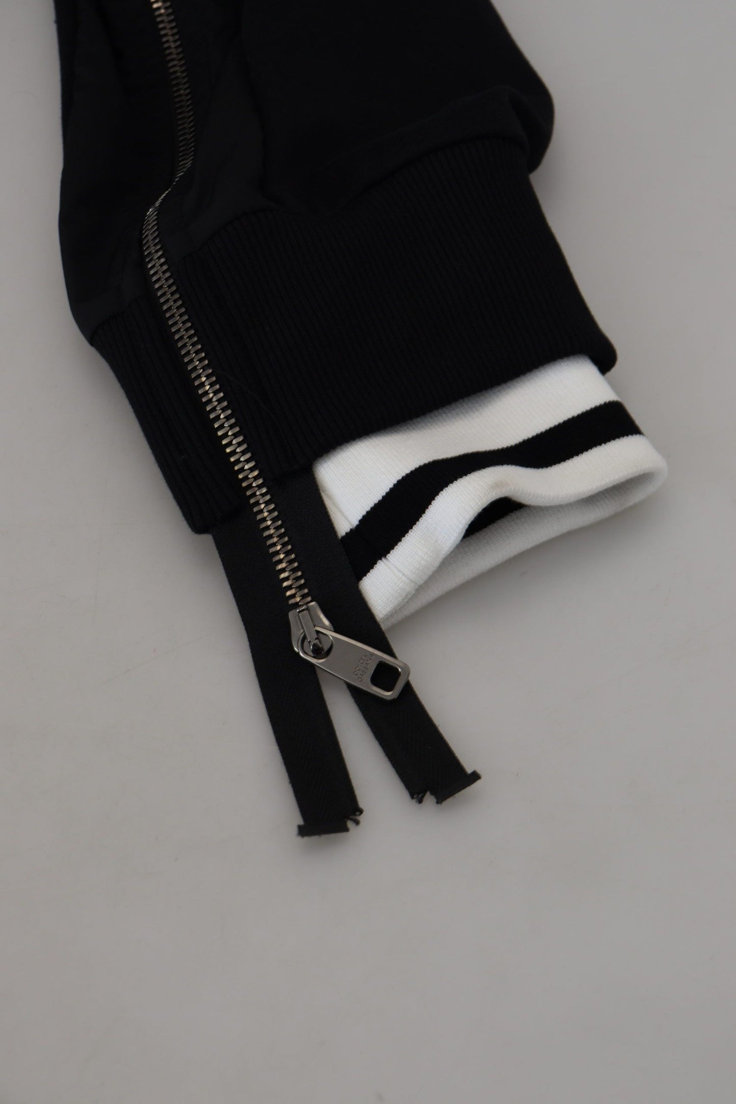 Schwarze Polyester Jacke mit Kapuze und durchgehendem Reißverschluss