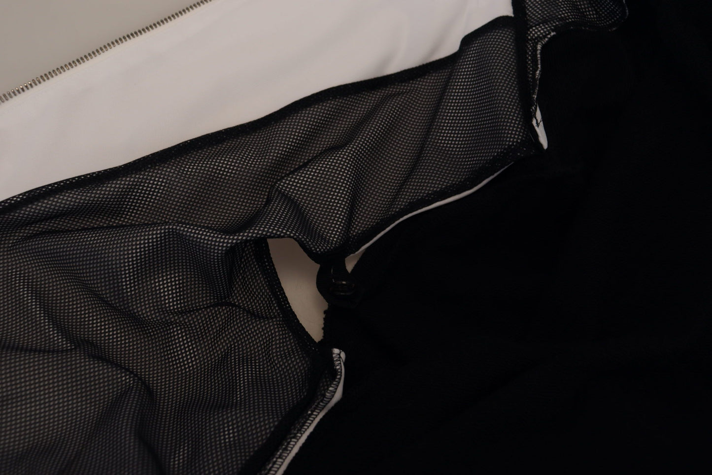 Schwarze Polyester Jacke mit Kapuze und durchgehendem Reißverschluss