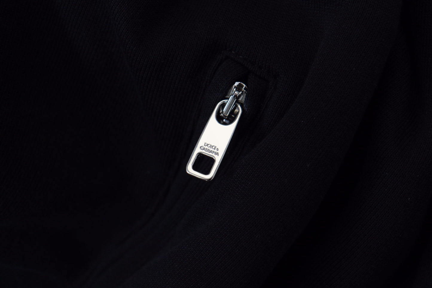 Schwarze Polyester Jacke mit Kapuze und durchgehendem Reißverschluss