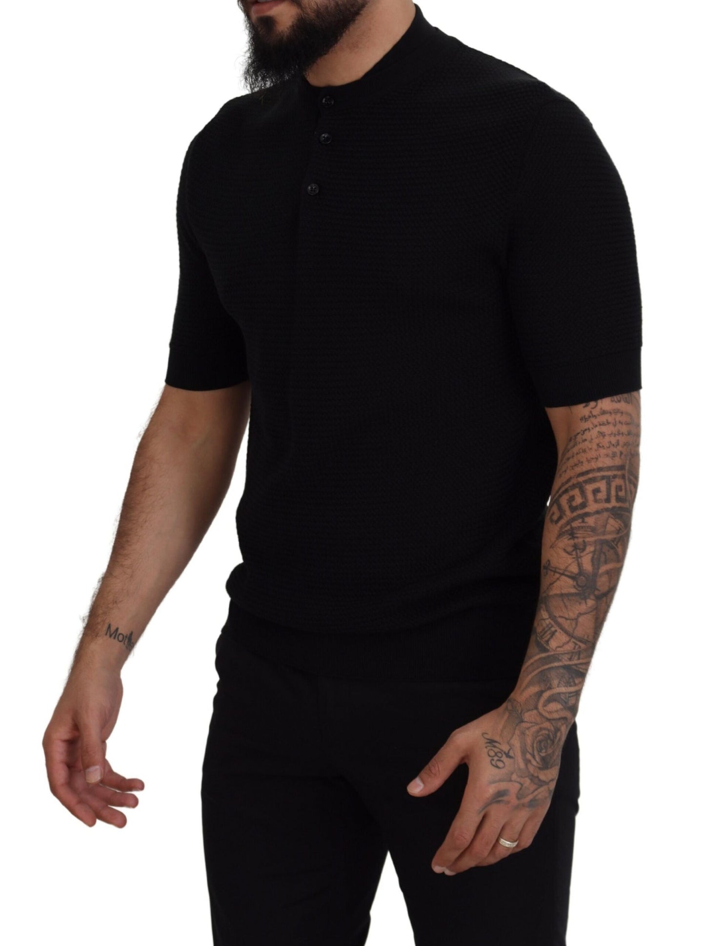 Schwarzes T-Shirt mit Mandarinenkragen und kurzen Ärmeln
