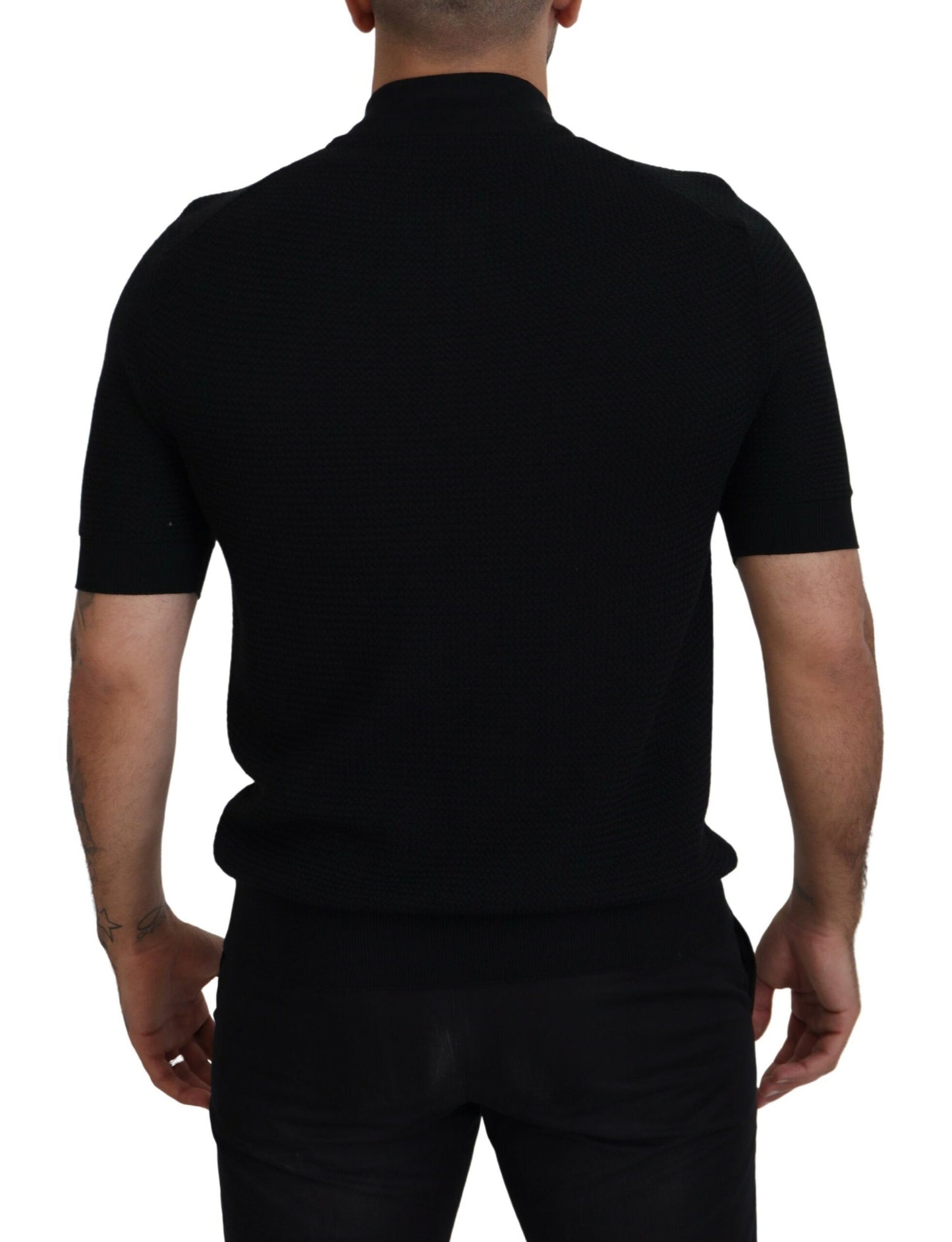 Schwarzes T-Shirt mit Mandarinenkragen und kurzen Ärmeln